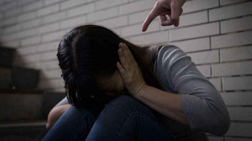 Golpeó brutalmente a su esposa porque “cocinó mal” una tortilla