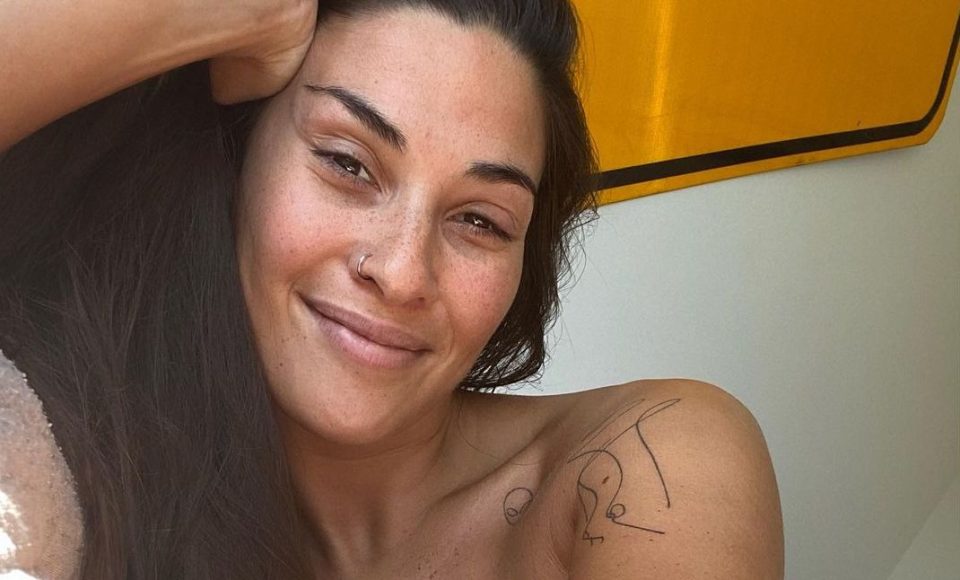 Despeinada, en bikini y sobre una roca: la postal veraniega de Ivana Nadal