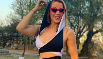 De perfil, Miriam Lanzoni arrasó con una malla cavadísma desde la playa