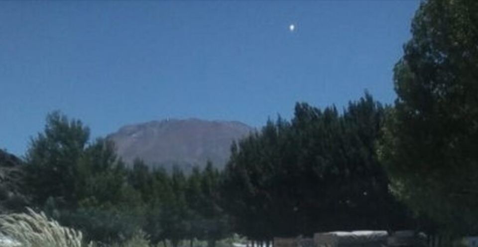 Un hombre captó una extraña luz en el cielo (por segunda vez) y asegura que podría ser un ovni