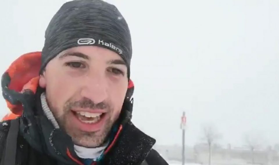 Caminó 17 kilómetros a pie entre la nieve para cumplir con su deber como médico