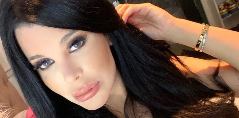 Sombrero, gafas y bikini marina, el combo letal de Charlotte Caniggia para la playa