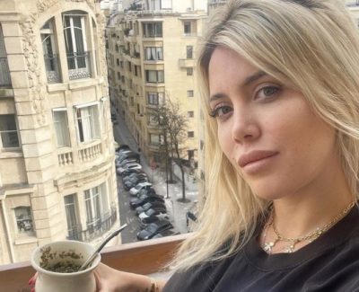 En la cama, escotada y a puro beboteo: Wanda Nara posó a pura piel con Mauro Icardi