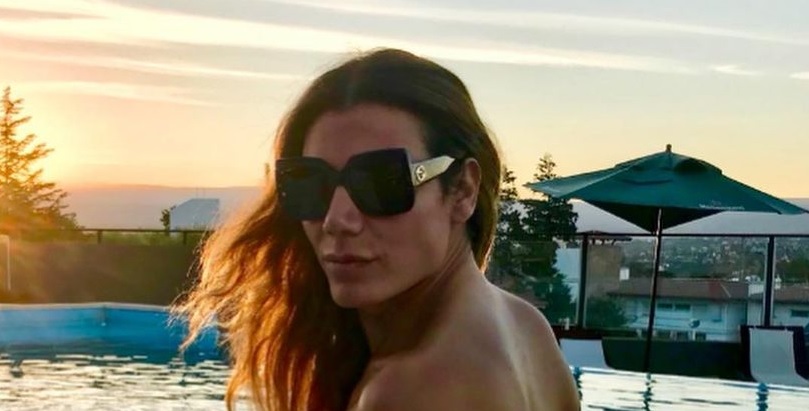 De espaldas y a pura piel, Flor de la V mostró un vestido negro más que escotado
