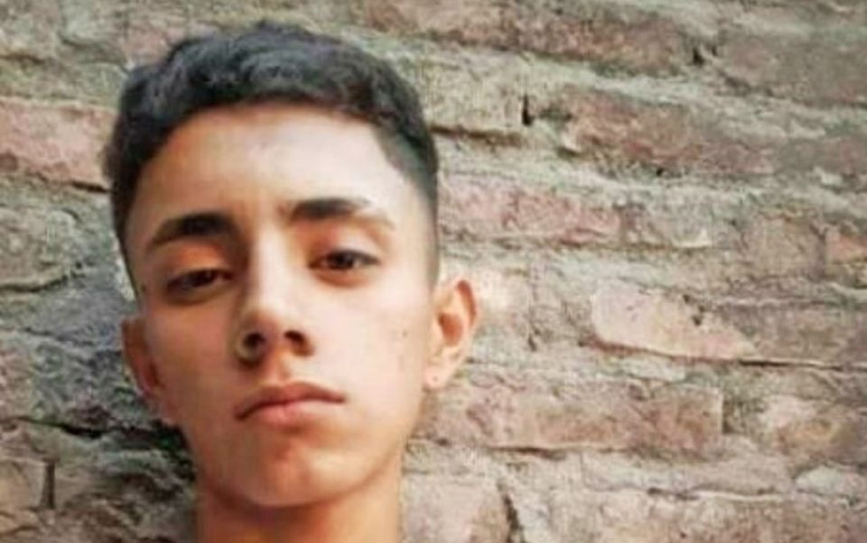 Discutió por una mancha de vino, lo empujaron, cayó al suelo, quedó en coma y murió