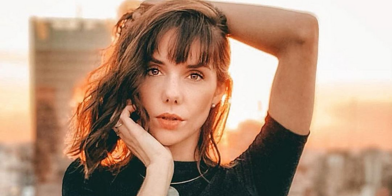 Julieta Nair Calvo se desabrochó el saco y se mostró sin ropa interior (censura milimétrica)