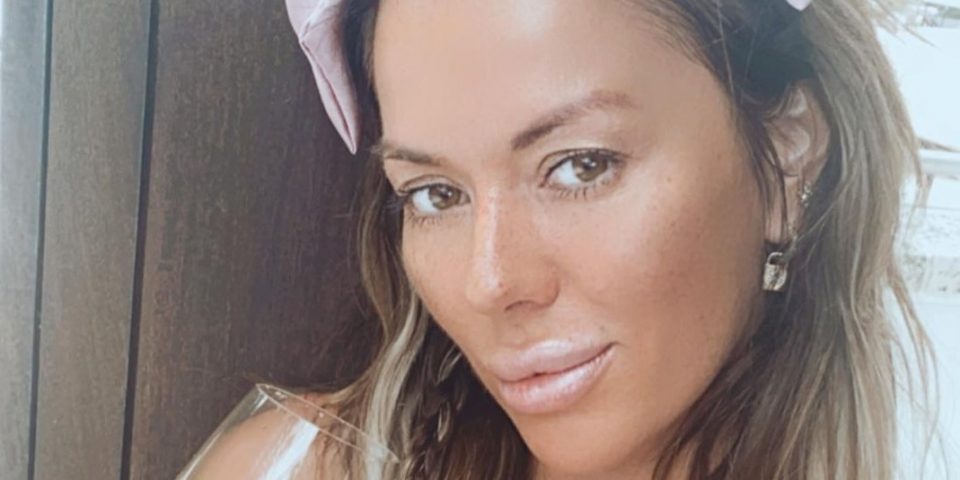 Top escotado y mirada risueña, el uno dos de Karina Jelinek para noquear al verano
