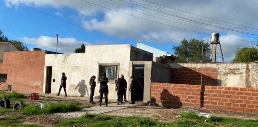 Un joven de 19 baleó a un policía luego de que le notificaran una restricción por violencia de género