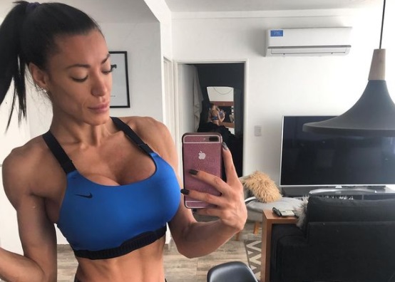 En lencería negra (cavada y ajustada), Pamela Pombo posó frente al espejo