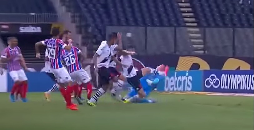 Video: quiso meter un gol y terminó pateando la cara del arquero