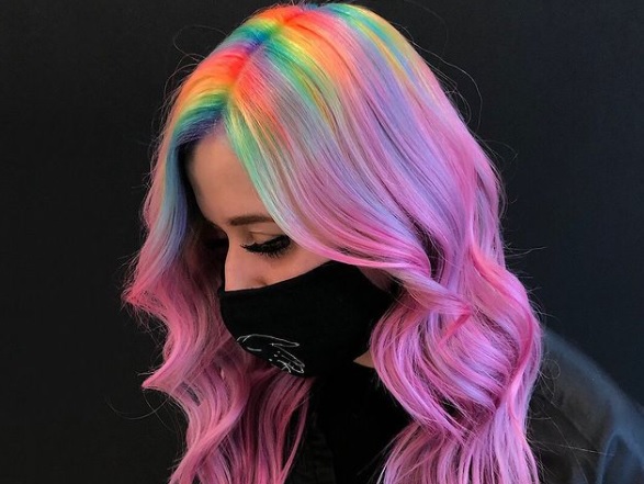 Prism roots: la tendencia multicolor que causa furor