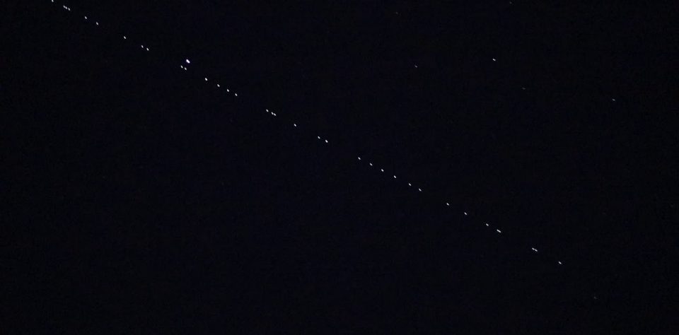 Este viernes se volverán a ver los satélites de Elon Musk en el cielo de Buenos Aires