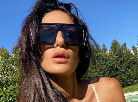 Sin ropa interior y con (prominente) escote, Silvina Escudero bailó sin pausa