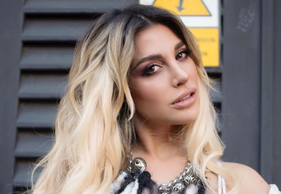 Boca abajo y en calzas (calce profundo), Stefy Xipolitakis entrenó glúteos a fondo