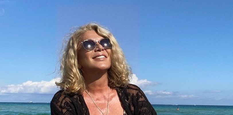 Reina Reech posó desde la playa con un revelador escote en malla enteriza