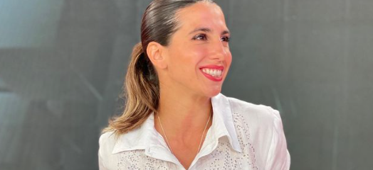 En enteriza (delicadamente) cavada, Cinthia Fernández posó de frente y de espaldas