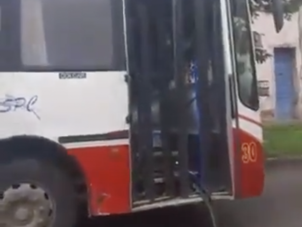 Asaltó a tres mujeres y se estrelló contra un colectivo cuando intentó huir