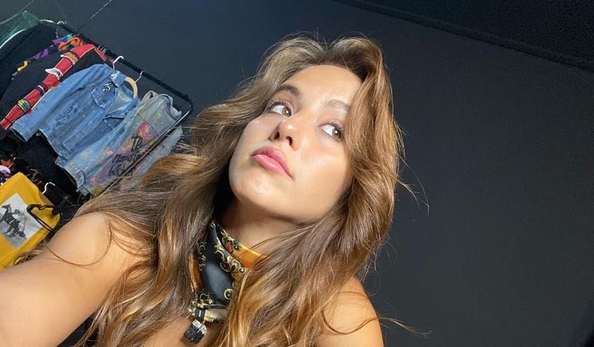 En ropa interior y con pantalón desabrochado, Flor Vigna sedujo desde el baño