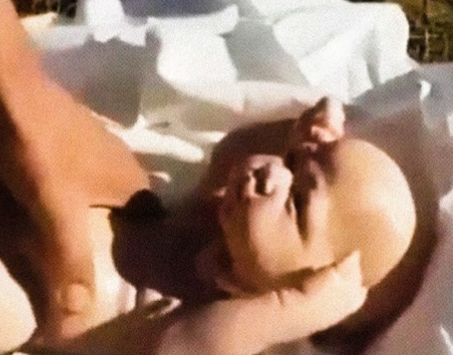 Fingió un embarazo de gemelos y su marido se enteró cuando desenterró a dos muñecos