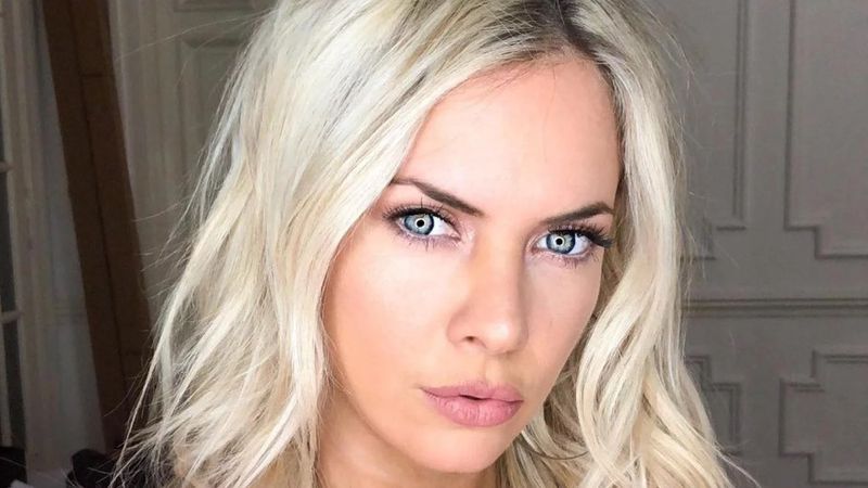 De frente y (firmemente) escotada, Alejandra Maglietti sostuvo su mirada en primer plano
