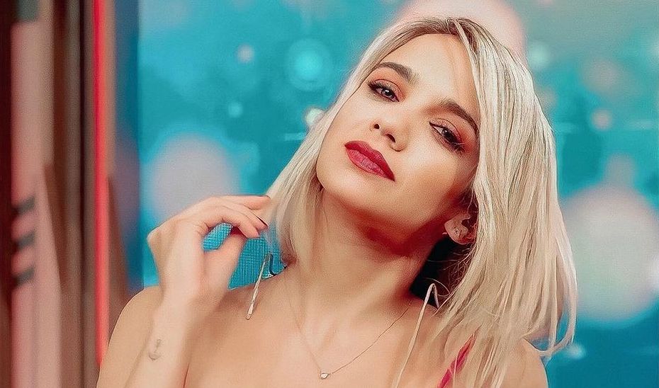 Frente al espejo, Naza Di Serio posó con una bikini cruzada al cuerpo (y enamoró)