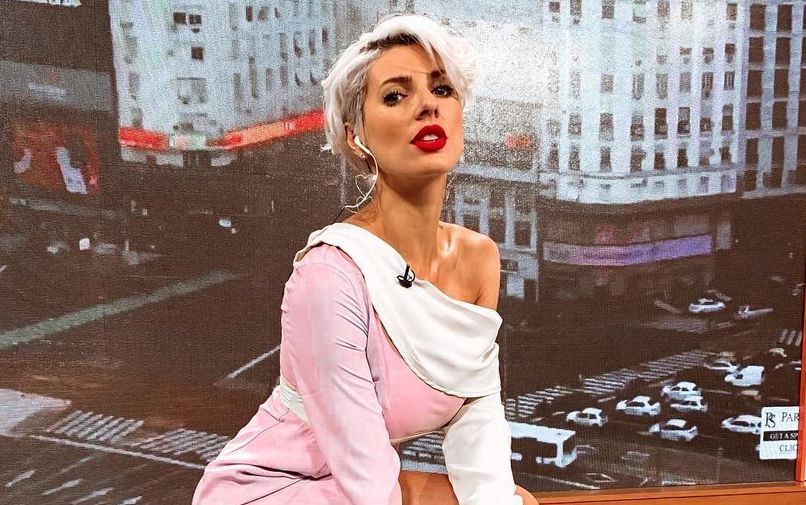 De espalda, Tamara Bella cautivó con un vestido brilloso (y corto)