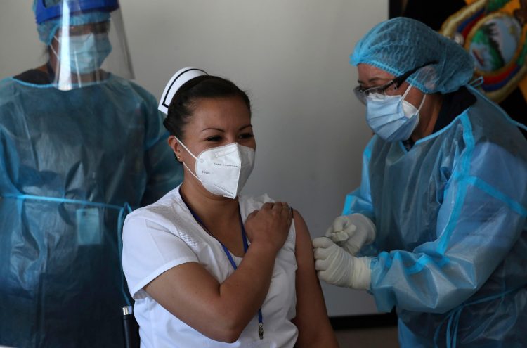 Ecuador: el gobierno sacudido por un escándalo por vacuna anticovid