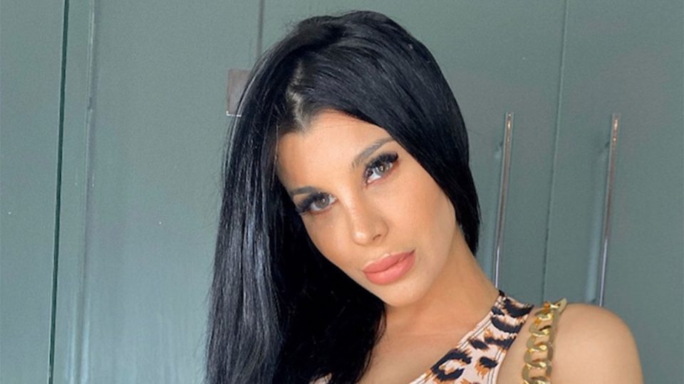 Boca abajo y en una ínfima bikini, Charlotte Caniggia le jugó fuerte al calor (y ganó, sin dudas)