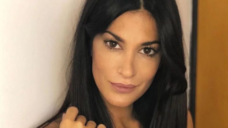 En ropa interior (ínfima) Silvina Escudero le ganó al calor con sus curvas