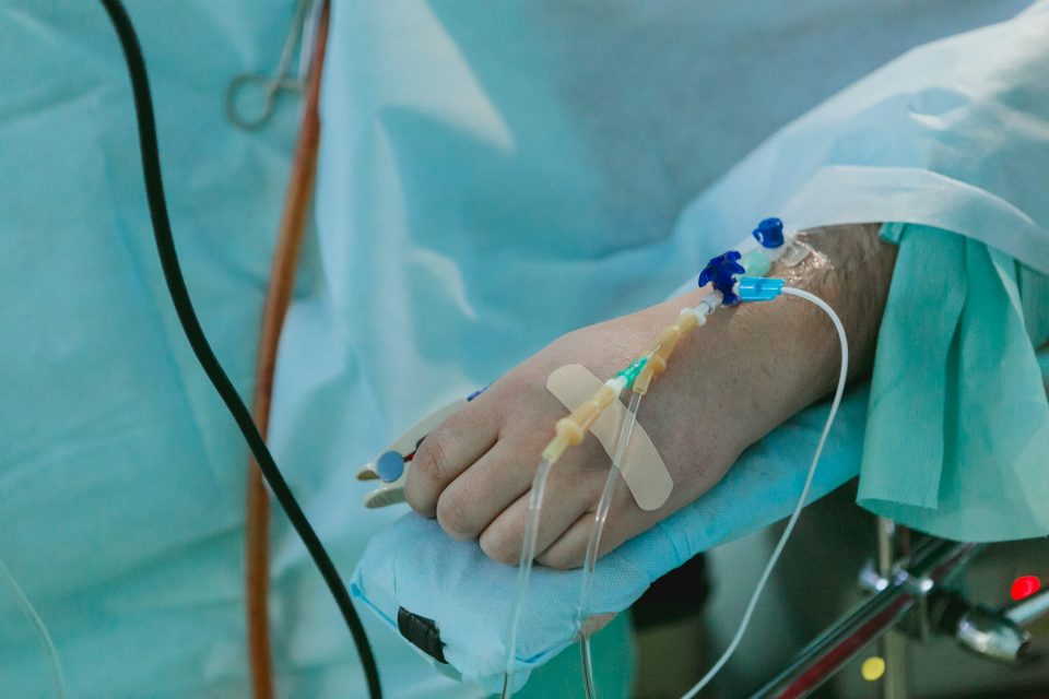 Tuvo una erección de tres horas por el coronavirus y murió