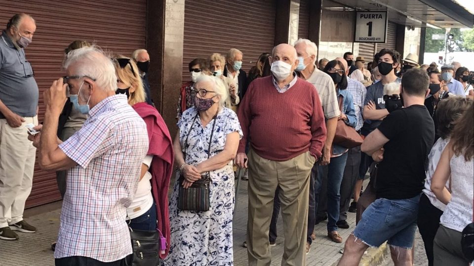 El Gobierno porteño sumará cinco centros de vacunación tras reconocer problemas con el operativo