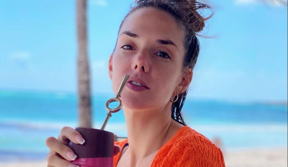 “Extraño despertar en la selva”, la postal de Julieta Nair Calvo (en bikini) recién amanecida