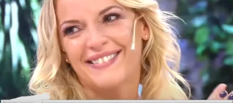 En bata, Carina Zampini se relajó en el sillón y lució sus piernas: “Ya en casita”