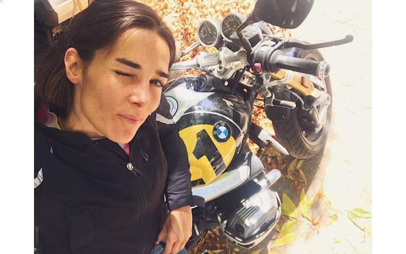 Con campera cazadora, Juana Viale se apoyó sobre la moto (y el otoño se sacudió)