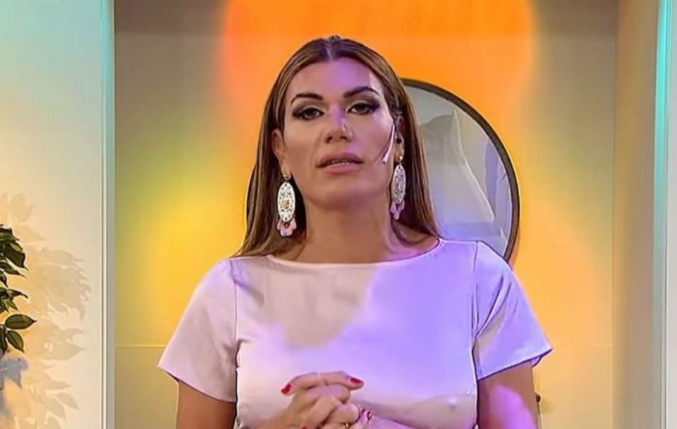 En bata animal print y sin maquillaje, Flor de la V posó al borde de la pileta: “Modo finde”