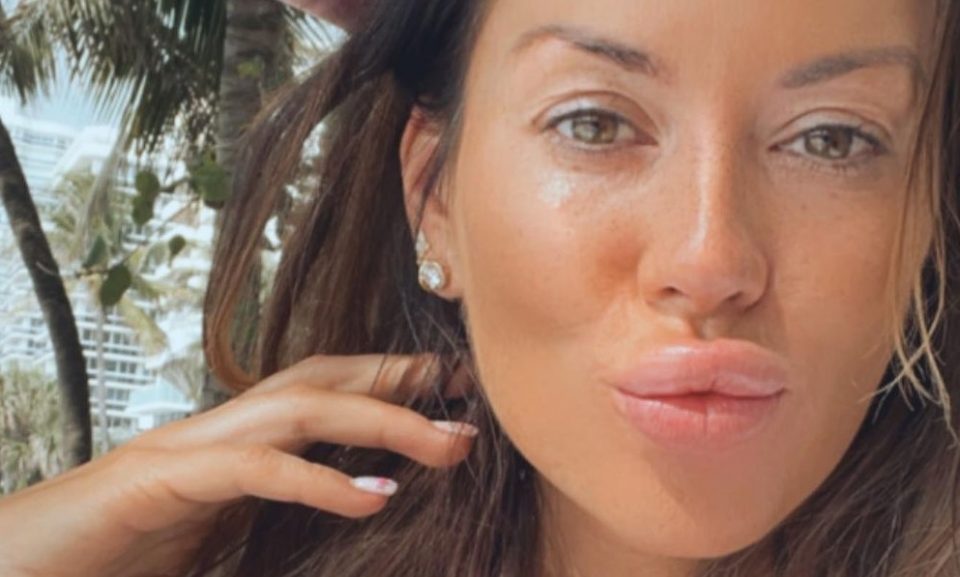 Con una microbikini naranja, Karina Jelinek mostró más de lo que ocultó