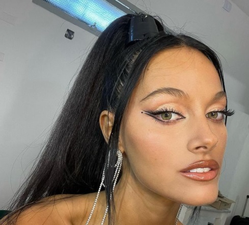 Con body engomado y medias de red, Oriana Sabatini posó para la cámara