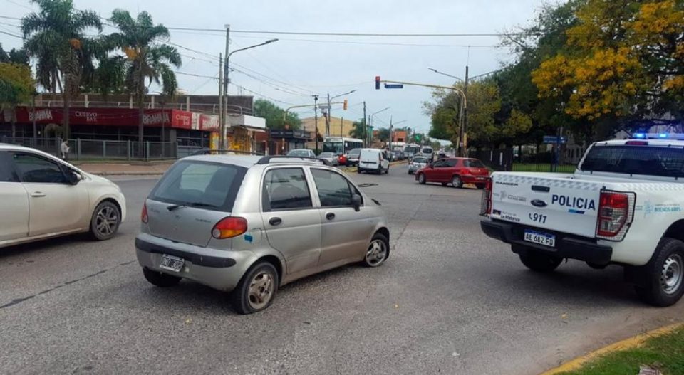 Una mujer arrastró a un hombre por tres cuadras en el capot de su auto, frenó y lo atropelló